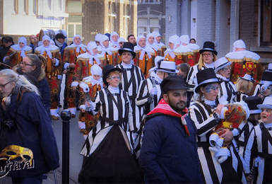 Un jour de Carnaval: Les Gilles de Charnoy et leurs ladies