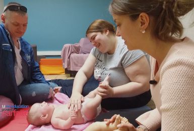 Une Education Presque Parfaite : série Echoline massage bébé