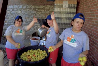 C'est la saison des jus de pomme au Bois Roussel à Montigny-le-Tilleul. Rencontre avec l'équipe en plein travail