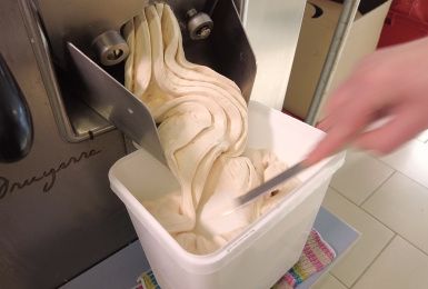 Béatrice se lance dans la vente itinérante de glaces artisanales à Montigny-le-Tilleul