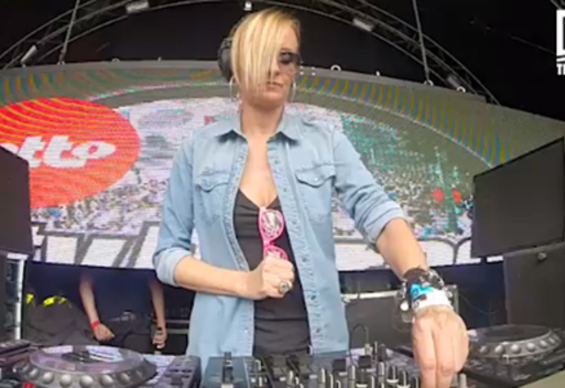 CITY PARADE : Melle LUNA aux platines