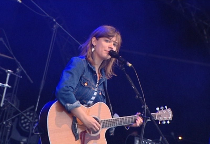 Scène sur Sambre : Concert de Noa Moon sous la pluie 