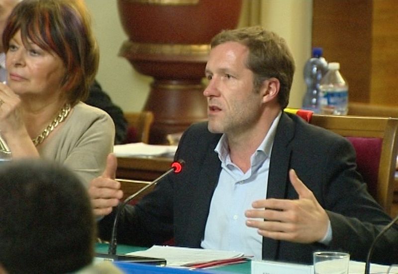 Grogne des agents communaux : réaction de Paul Magnette