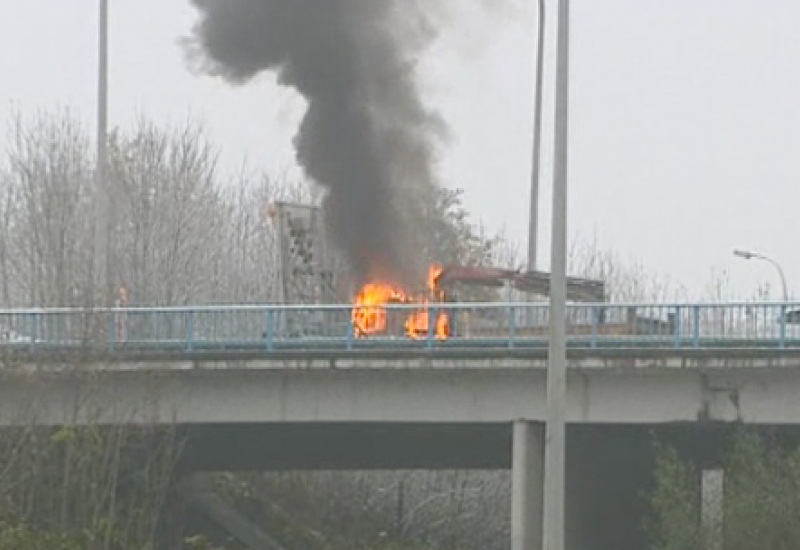 Un camion-grue en feu sur la N568