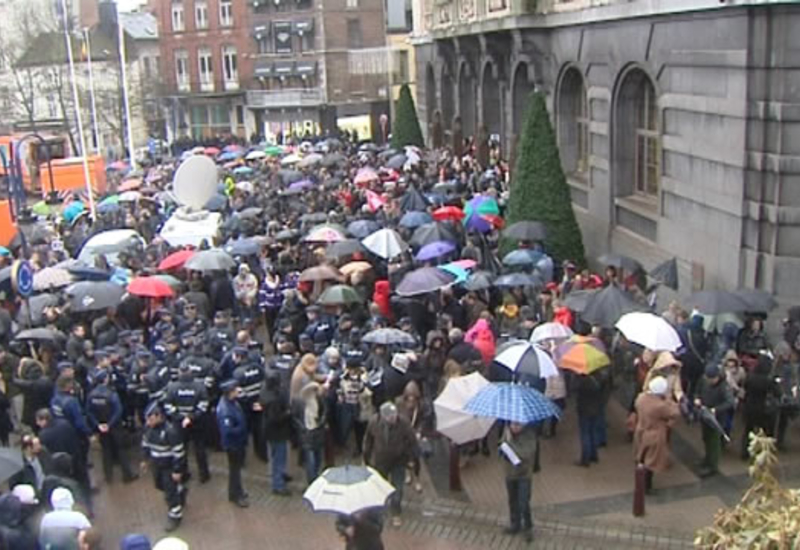 Charlie Hebdo : hommage citoyen sur la place Charles II