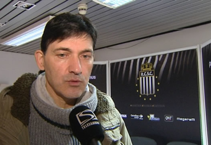 Felice Mazzu attend une réaction de ses joueurs en coupe contre le Cercle
