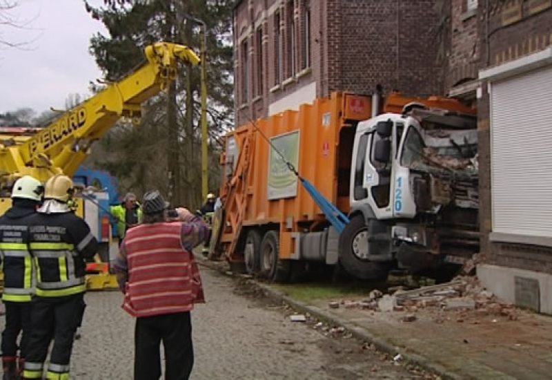 Une façade détruite par un camion de l'ICDI