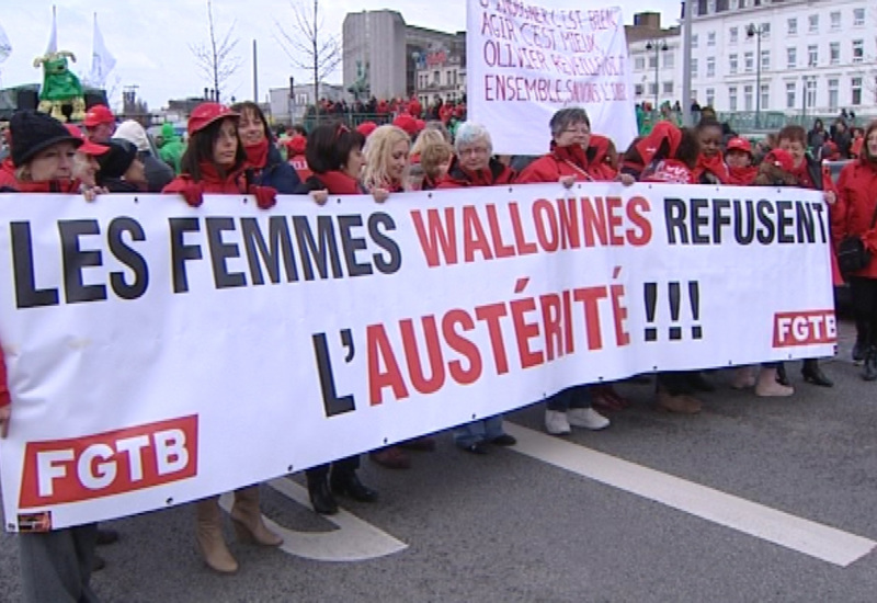 Des femmes en tête du cortège des manifestants
