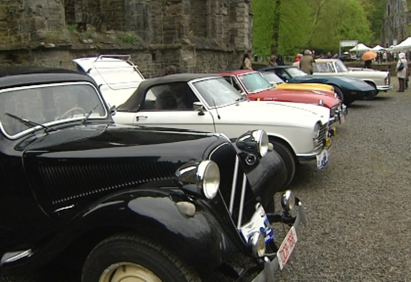 Plus de 120 voitures anciennes à l'abbaye de Villers-la-Ville