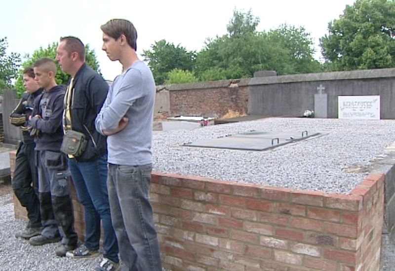 Charleroi : des élèves du CEFA de la Garenne ont rénové le cimetière de Jumet