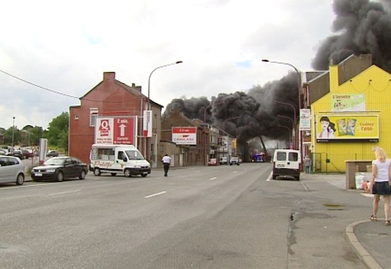Marcinelle : important incendie au «Comptoir du pneu» 