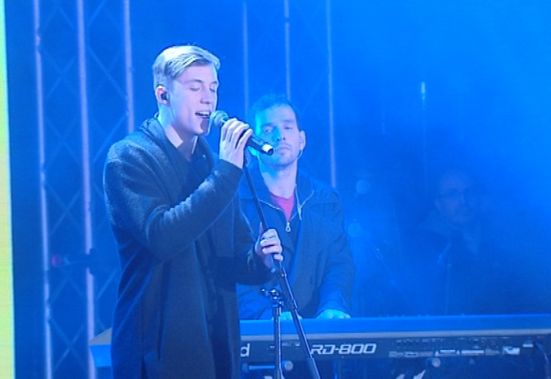La prestation de Loïc Nottet à Viva for Life en images !