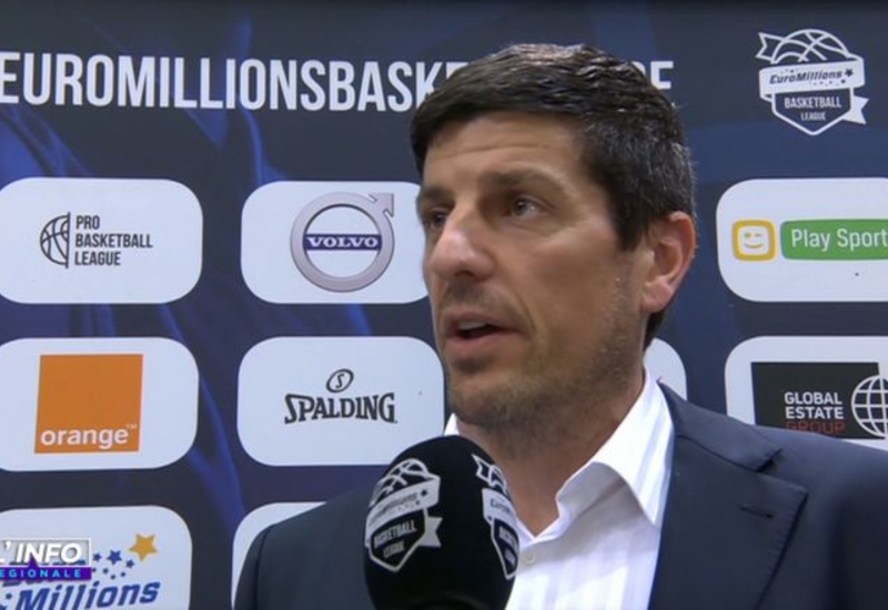 Le coup de gueule un peu surréaliste de Sébastien Bellin lors du classico de basket Ostende - Charleroi