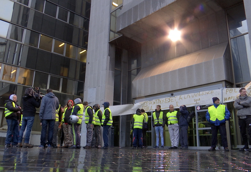 Des gilets jaune devant la tour des finances ce lundi matin