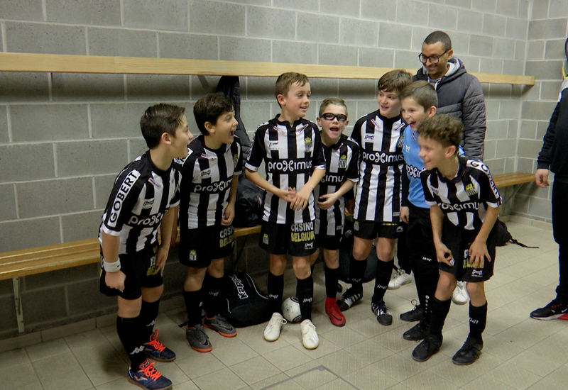 Les jeunes du Sporting de Charleroi remportent le tournoi de football indoor de Beaumont