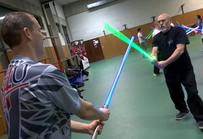 Des cours de maniement du sabre laser à Trazegnies