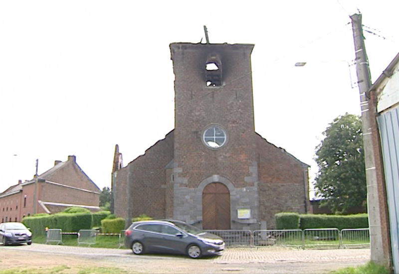 Comme Notre Dame de Paris, l'église de Mont-Sainte-Geneviève a brûlé il y a deux ans. La rénovation n'a pas encore commencé.