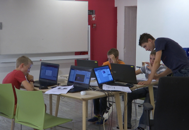 Charleroi : des jeunes apprennent à créer un jeux vidéo au Quai 10