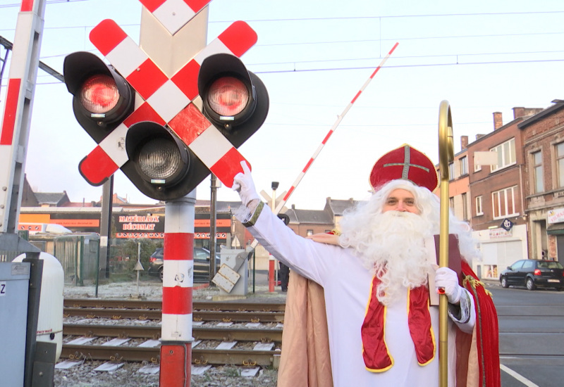  Saint Nicolas sur le passage à niveau de Dampremy