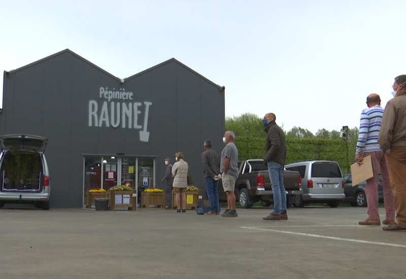 Les magasins de bricolage et les pépiniéristes pris d'assaut