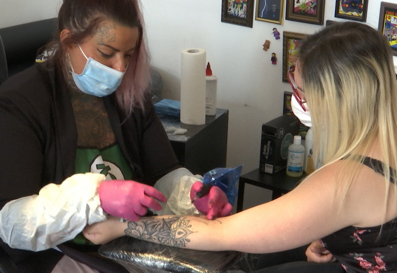 Une tatoueuse à fleur de peau pour le réouverture de son salon