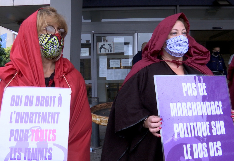 Avortement: des servantes écarlates devant le Palais de Justice de Charleroi