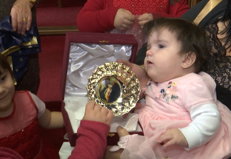 7e fille de cette famille carolo, sa marraine sera la reine Mathilde