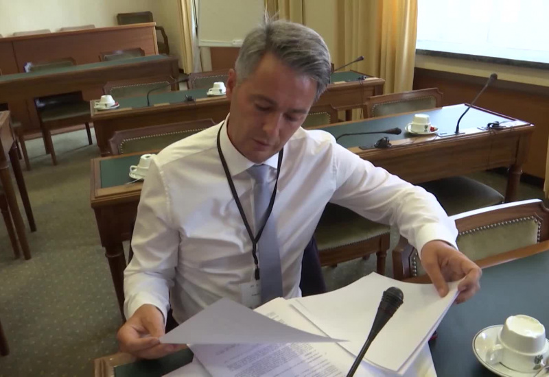 Hugues Bayet restera uniquement député. Quoique…