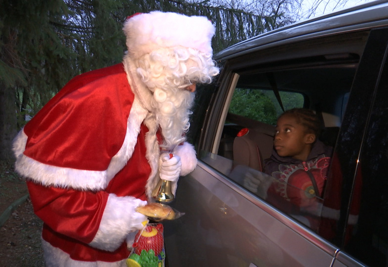 Montignies-Sur-Sambre :  Le Père Noël mode drive-in 