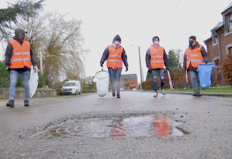 Presles: en plein blocus, ils nettoient les rues du village ! 