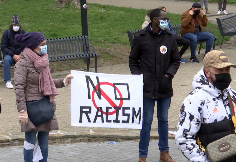 "Lève-toi contre le racisme": une manifestation statique à Charleroi