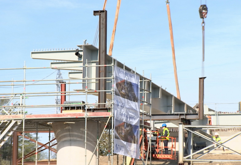 Pose de l'impressionnante superstructure métallique du pont de Gouy-lez-Piéton