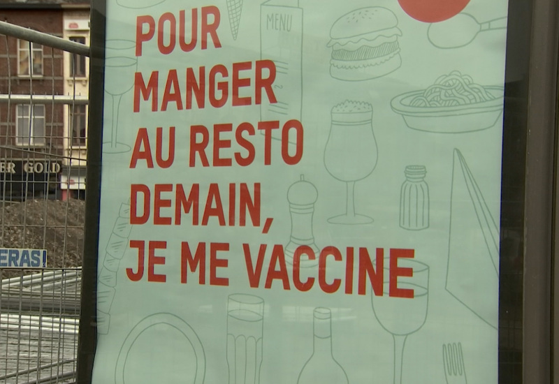 « Pour manger au resto demain, je me vaccine». Une affiche qui fait réagir et s’interroger