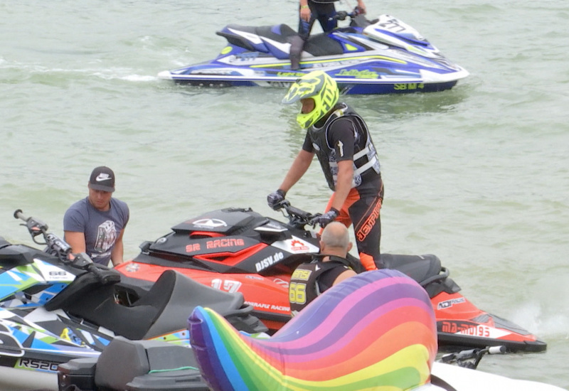 Le jet-ski et le Crocodile Rouge à l'arrêt aux Lacs de l'Eau d'Heure