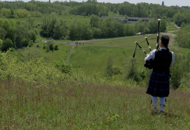 Il joue de la cornemuse au sommet du 6 Périer, le highland souvrétois !