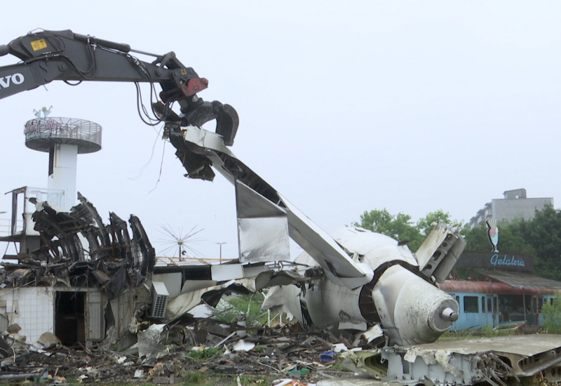 Les dernière images de l’avion de Gilly. La destruction a commencé