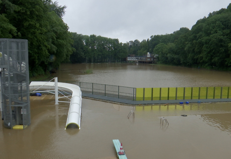 Charleroi les bains prend l'eau