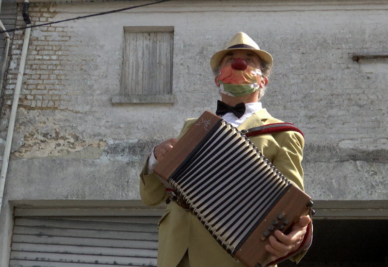 Willy, le clown qui déambule dans les rues d'Hantes-Wihéries