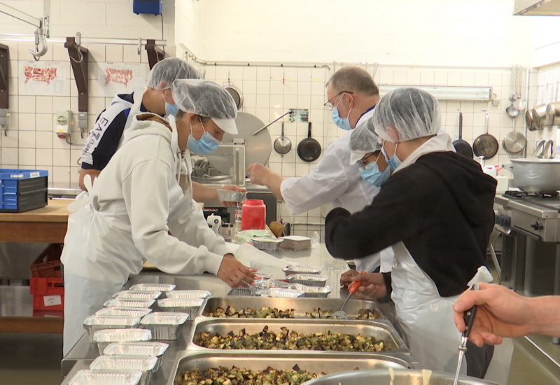 Solidarité: des jeunes élaborent des repas pour des sans-abris