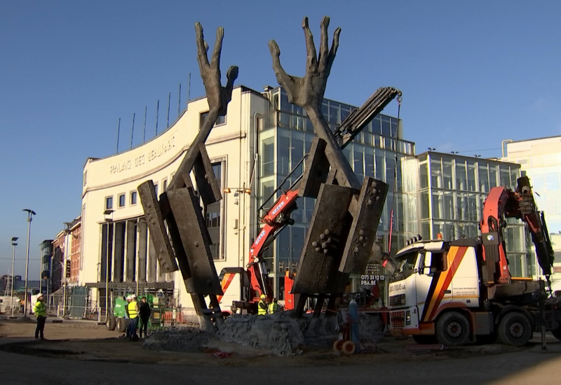 La sculpture « les trois mains » : Le déménagement reporté et un doigt endommagé