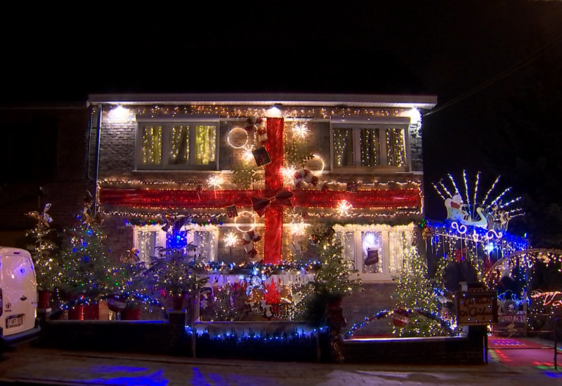 Roux : la magie de Noël sur la façade d'une maison ! 