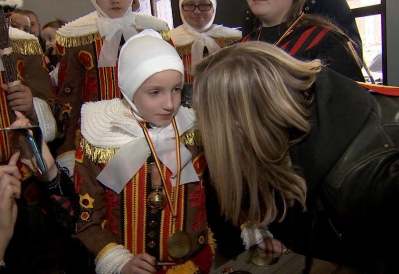 Remise des médailles pour les Gilles du Charnoy et leurs Ladies