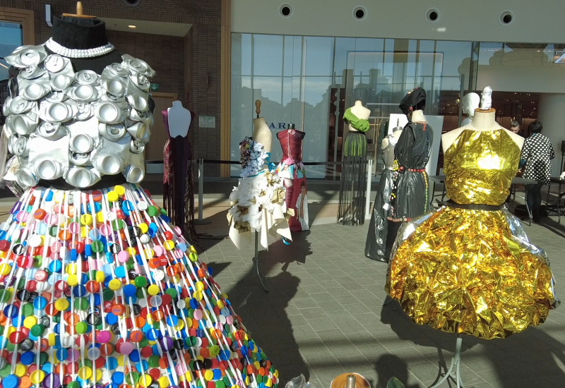 Charleroi : des élèves en stylisme de l'Institut Sainte-Anne créent des robes à base de produits recyclés dans la galerie de Rive Gauche