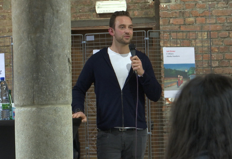 L'écrivain Joël Dicker s'est prêté au jeu de la dédicace à la librairie Molière 