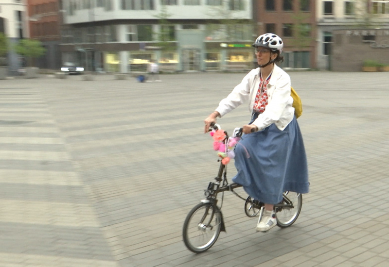 Sofia explique son quotidien en tant que cycliste épicurienne à Charleroi 