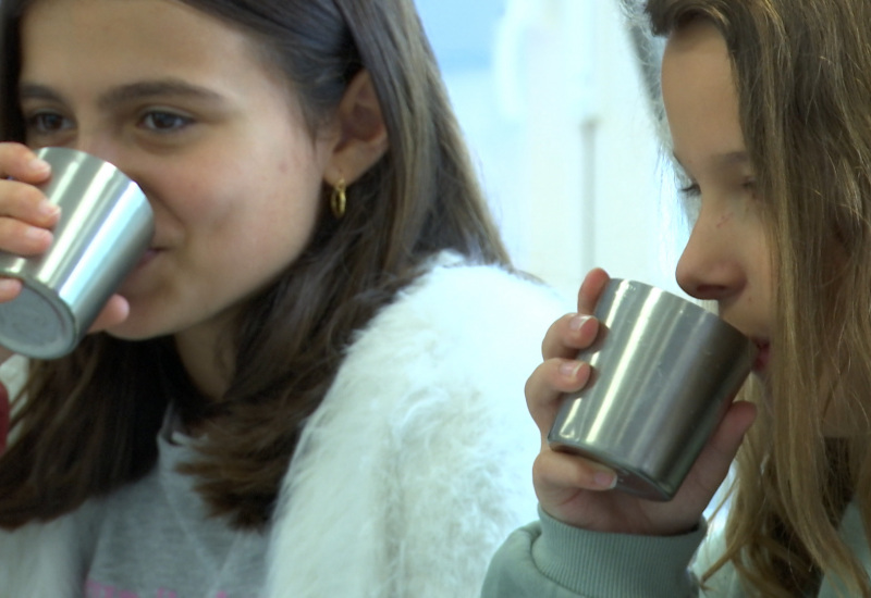 Des distributions de collations équilibrées et gratuites pour les enfants dans les écoles wallonnes sont officiellement lancées