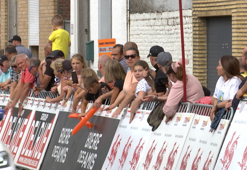 Ambiance sur la ligne d'arrivée du Tour de Wallonie à Chapelle-lez-Herlaimont