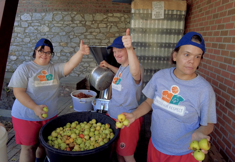 C'est la saison des jus de pomme au Bois Roussel à Montigny-le-Tilleul. Rencontre avec l'équipe en plein travail