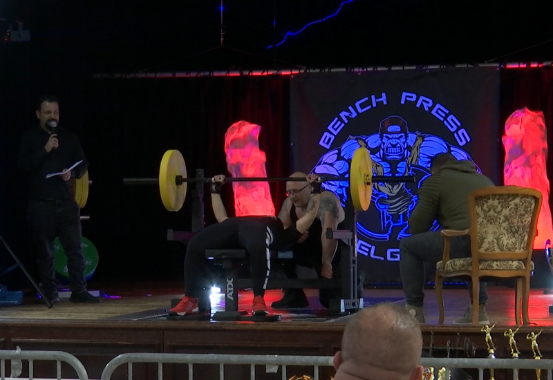 Duel de gros bras à l'Open de Belgique de Bench Press