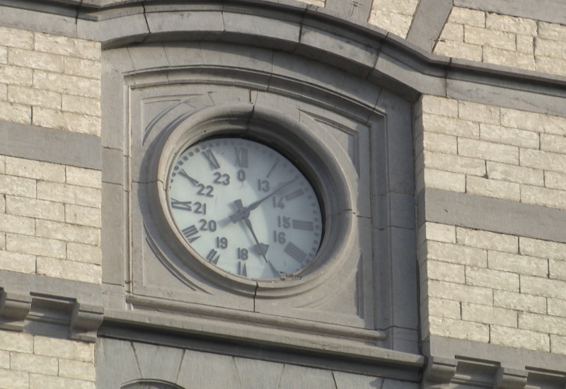 Il y a de nouveau une horloge sur la librairie Molière